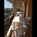 Kostas House Apartman *